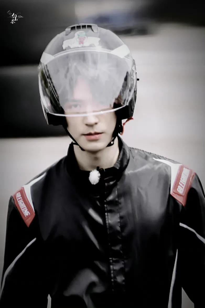 龚俊的赛车服造型简直不要太帅