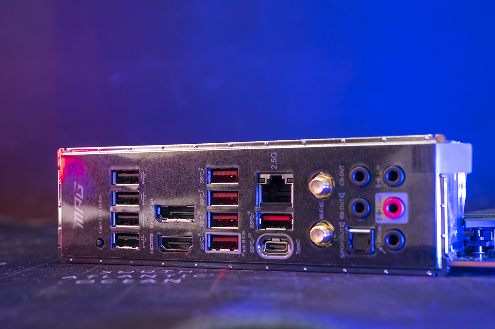 将高性能释放为生产力，高带宽DDR5带飞十二代酷睿平台