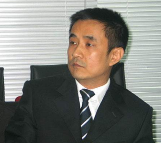 富豪负债800亿逃去国外，带走女明星和61个亿，父亲葬礼也不回来
