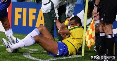 里瓦尔多捂脸假摔（02年世界杯里瓦尔多著名的捂脸假摔，虽然丑陋，但的确是本能反应）