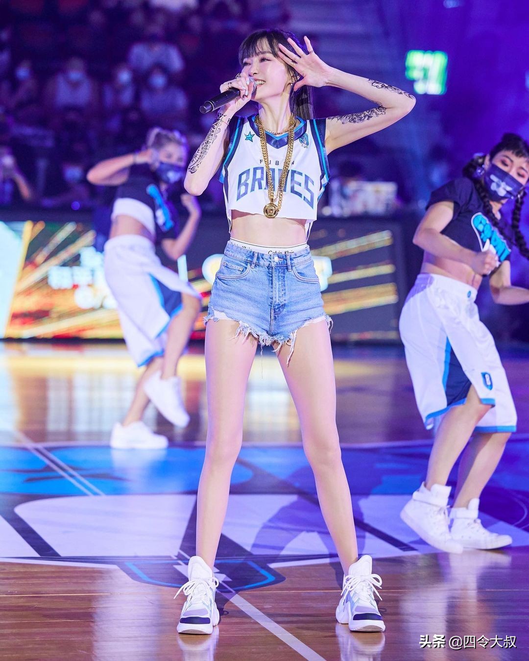 别说不科学！谢金燕少女外貌+腹肌，多项冻龄法则超自律