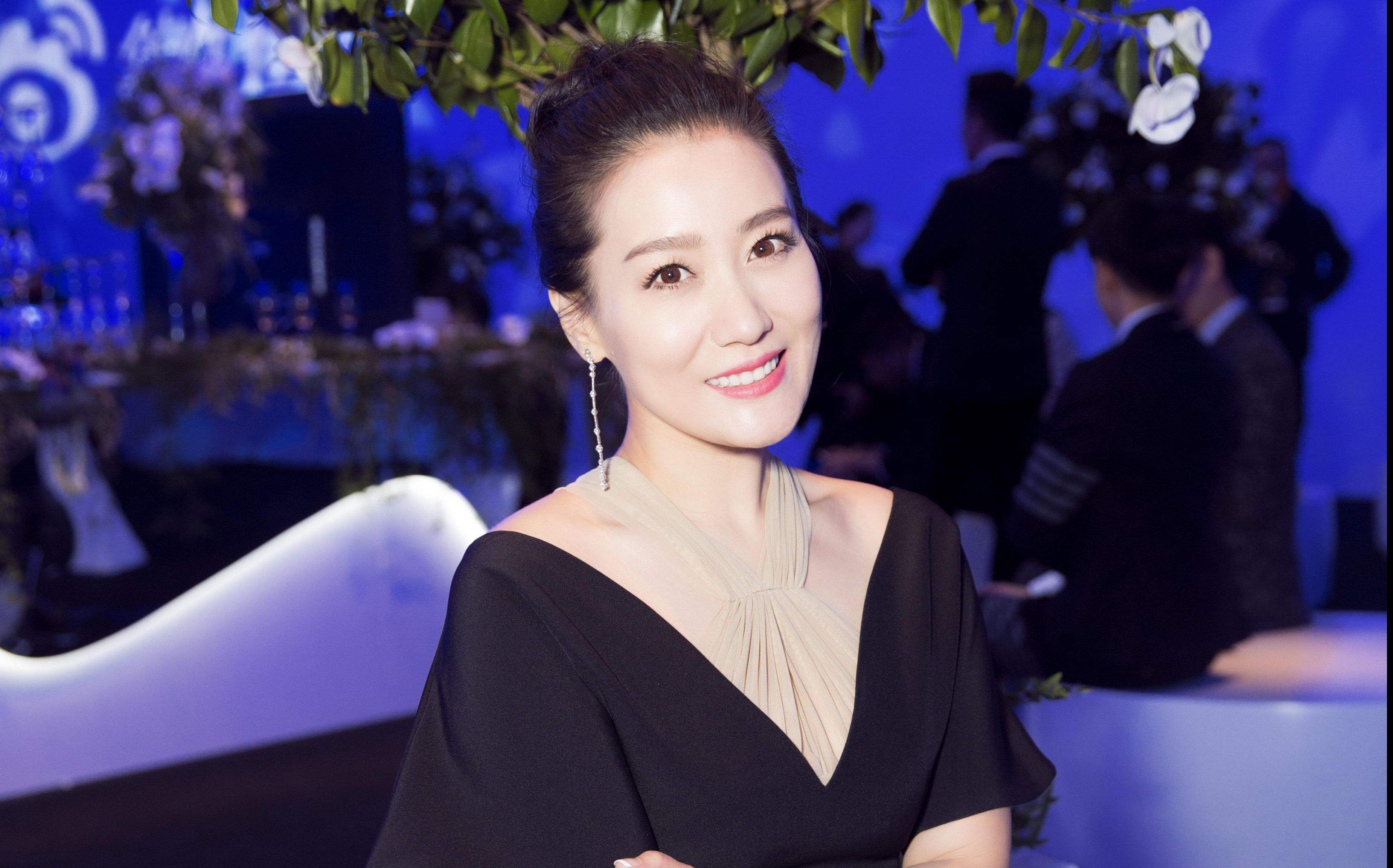 45岁谭晶现身山西老家!一顿吃6个大饼胃口好,晒中学照片秀长腿