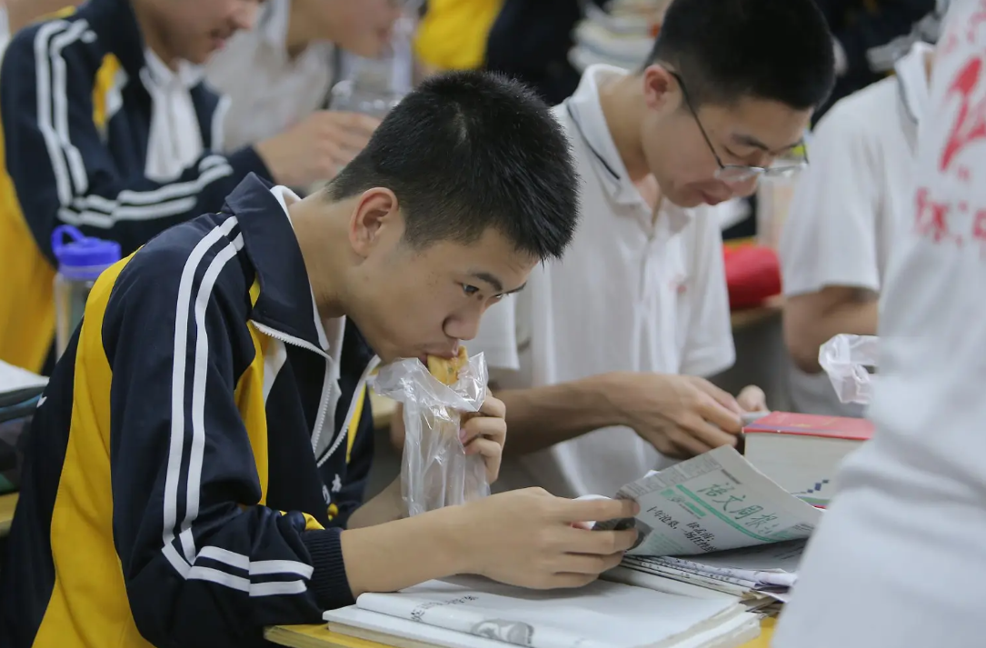 2022年高考生迎来消息，“分数线”可能有调整，理科或高于文科