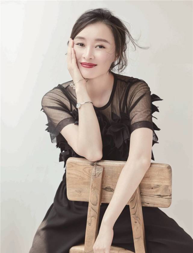 吴越终于高调了一次,剪了短发穿小黑裙有女人味,50岁美得像30岁