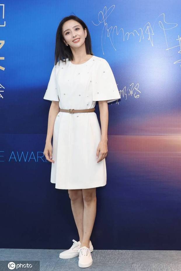 佟丽娅白裙亮相金鹰奖发布会 姚晨穿套装典雅高级