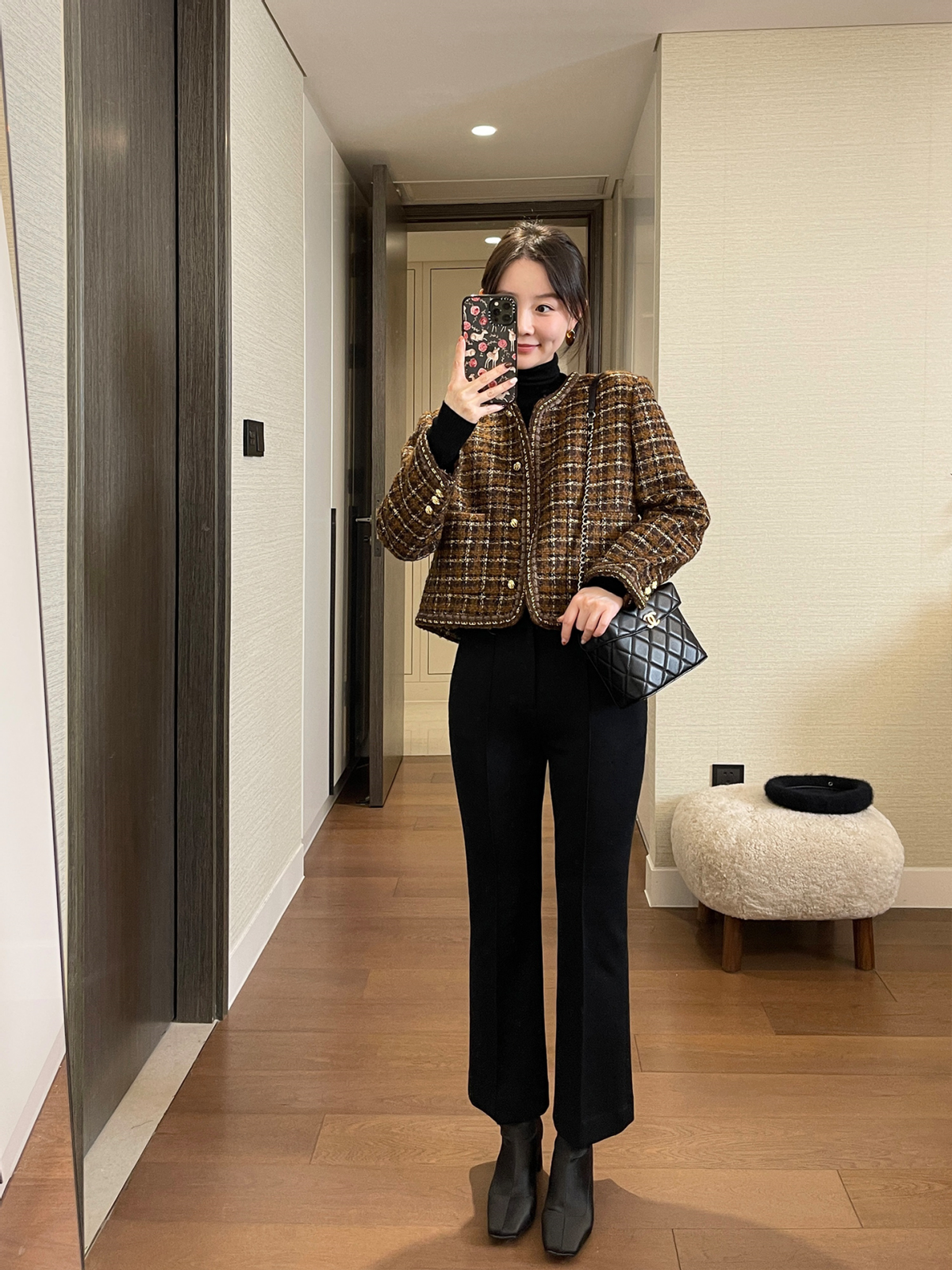 比紧身裤舒服,没阔腿裤挑人,今年"微喇裤"又火了,时髦显腿粗