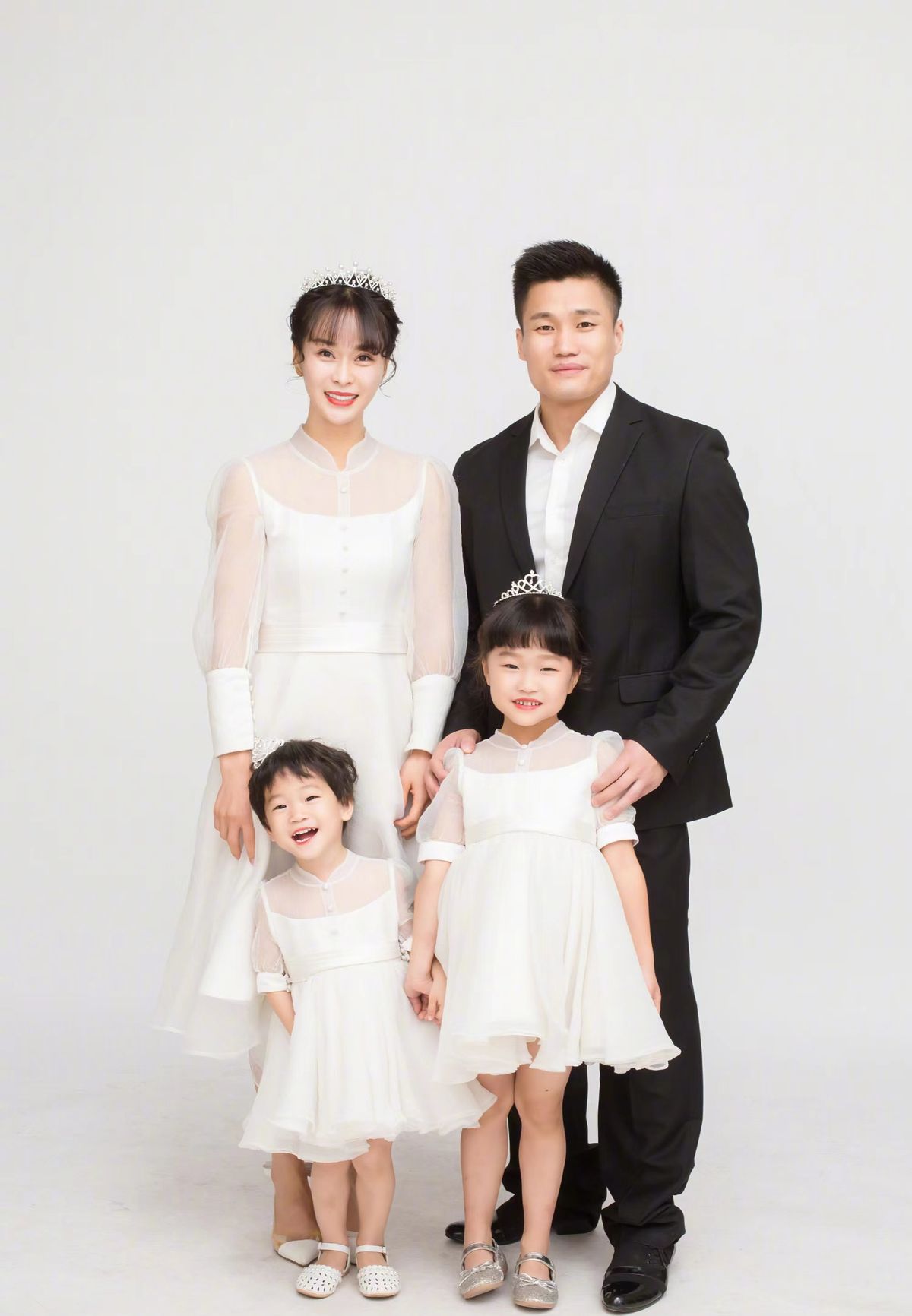 吕小军老婆个人资料(吕小军晒一家四口,小女儿继承老婆美貌似混血儿