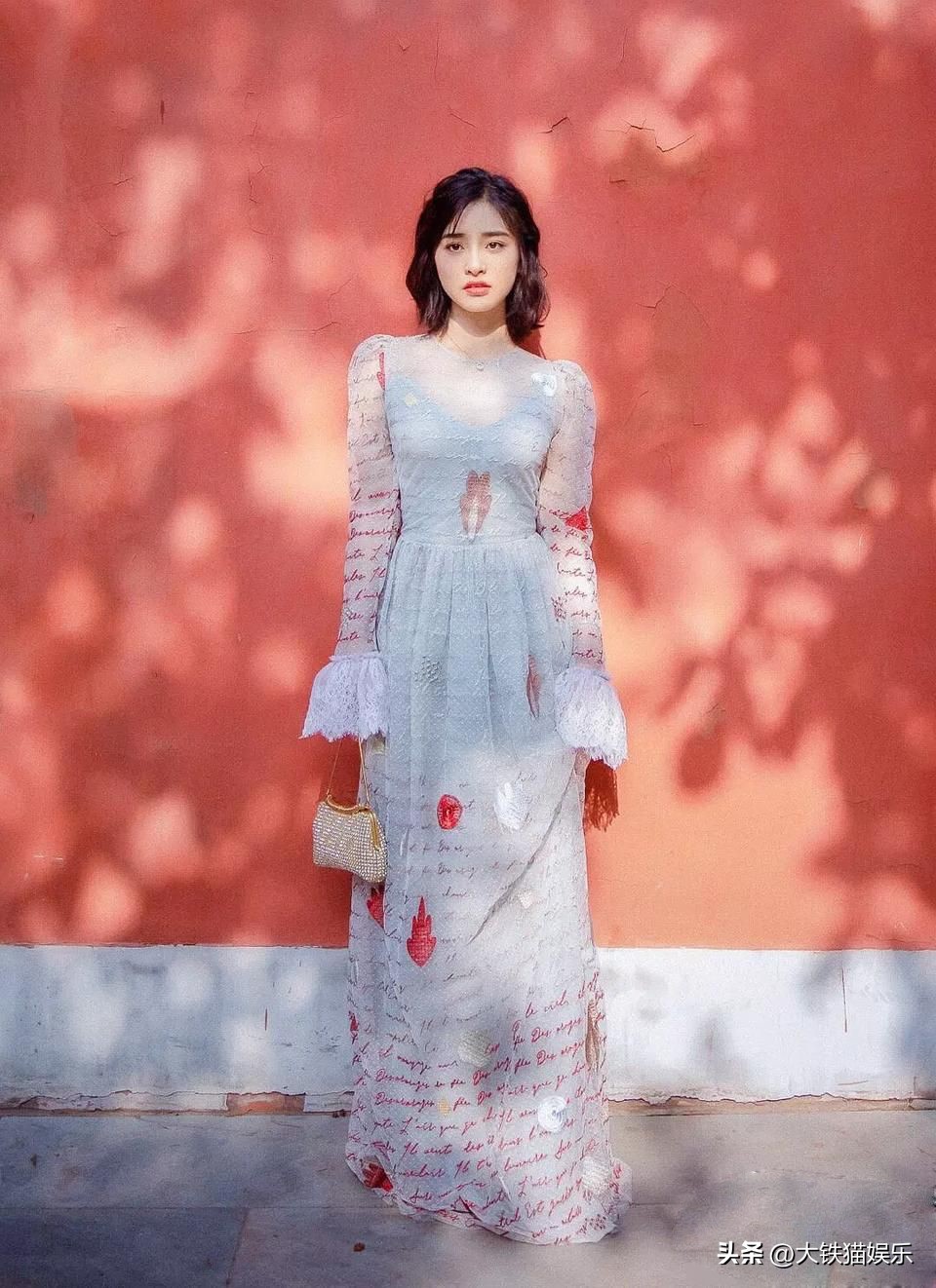 当“小个子女星”与高挑女星红毯撞衫，单看挺美，一对比高下立见