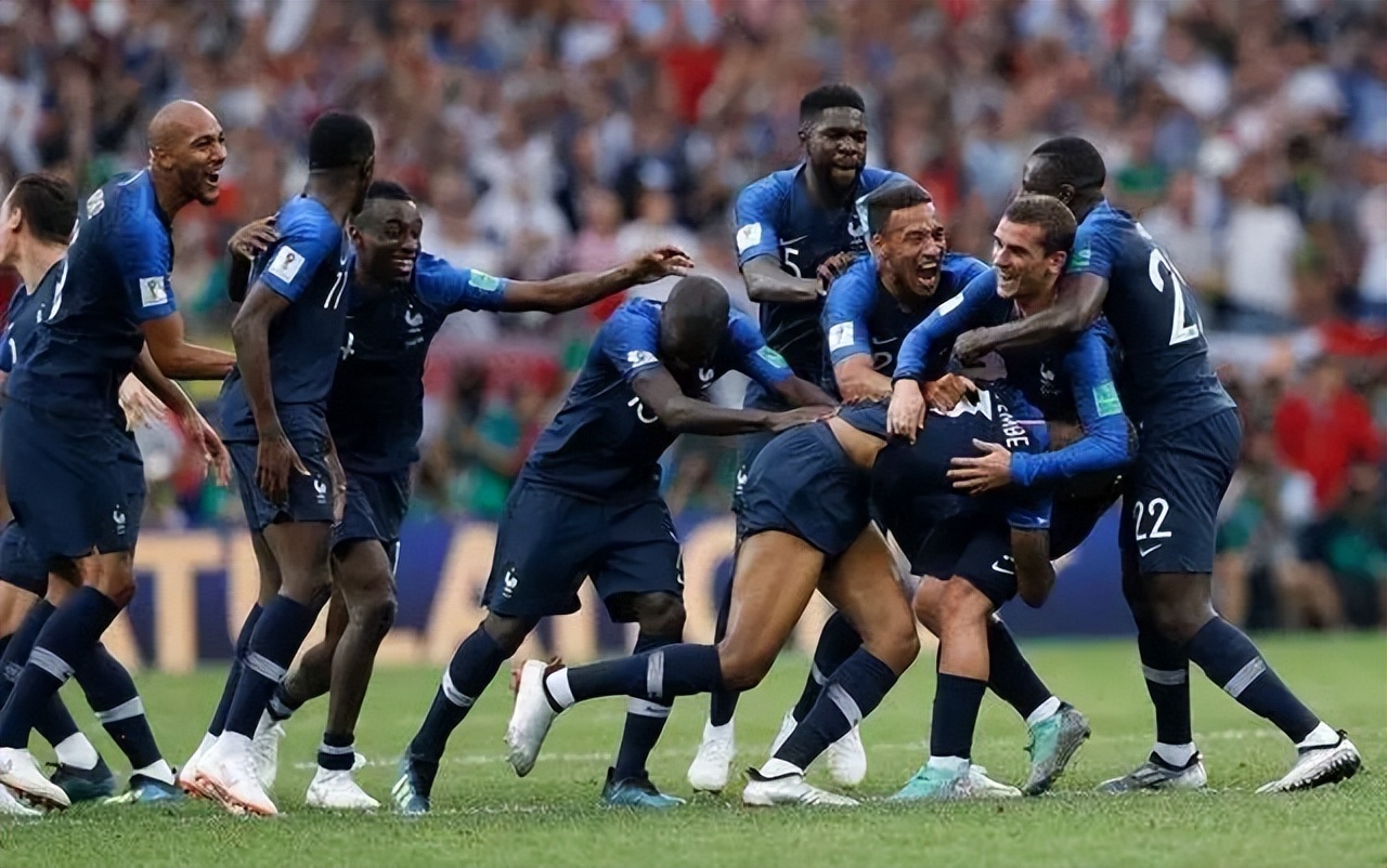 法国足球队有个黑人叫什么（狠狠打脸美国，阿根廷球队里，为什么没有黑人？）