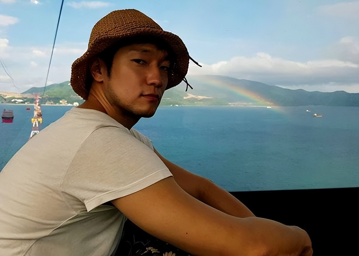 现实身价55亿富二代,34岁才出道?