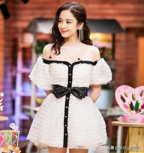 女星同样身穿小白裙，为何气质大不相同？她美得让人移不开眼睛