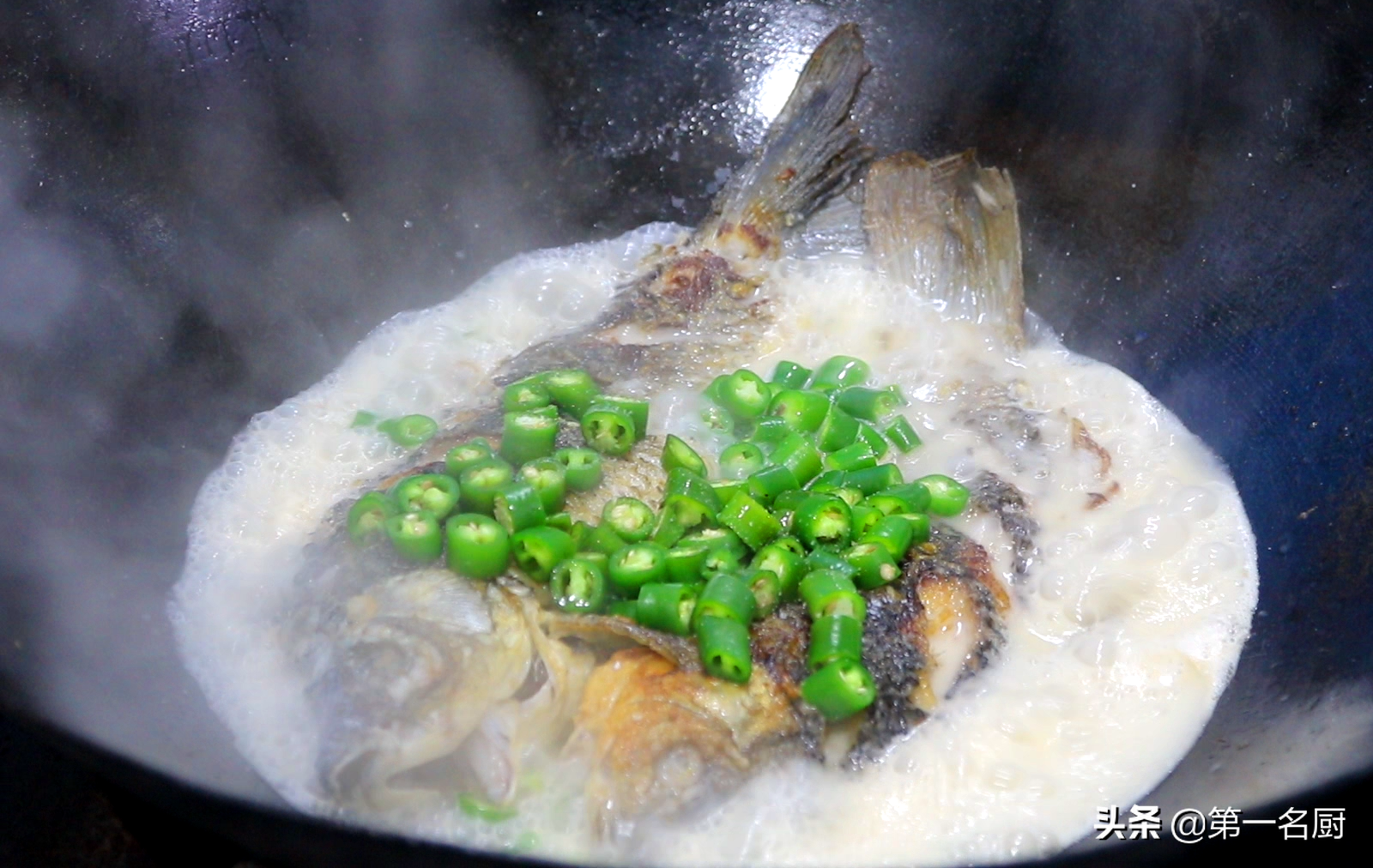 2,【青椒焖鲫鱼】