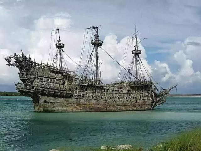 泰国海岸惊现“幽灵船”！船上无人却印有汉字，来不及拖回就沉没