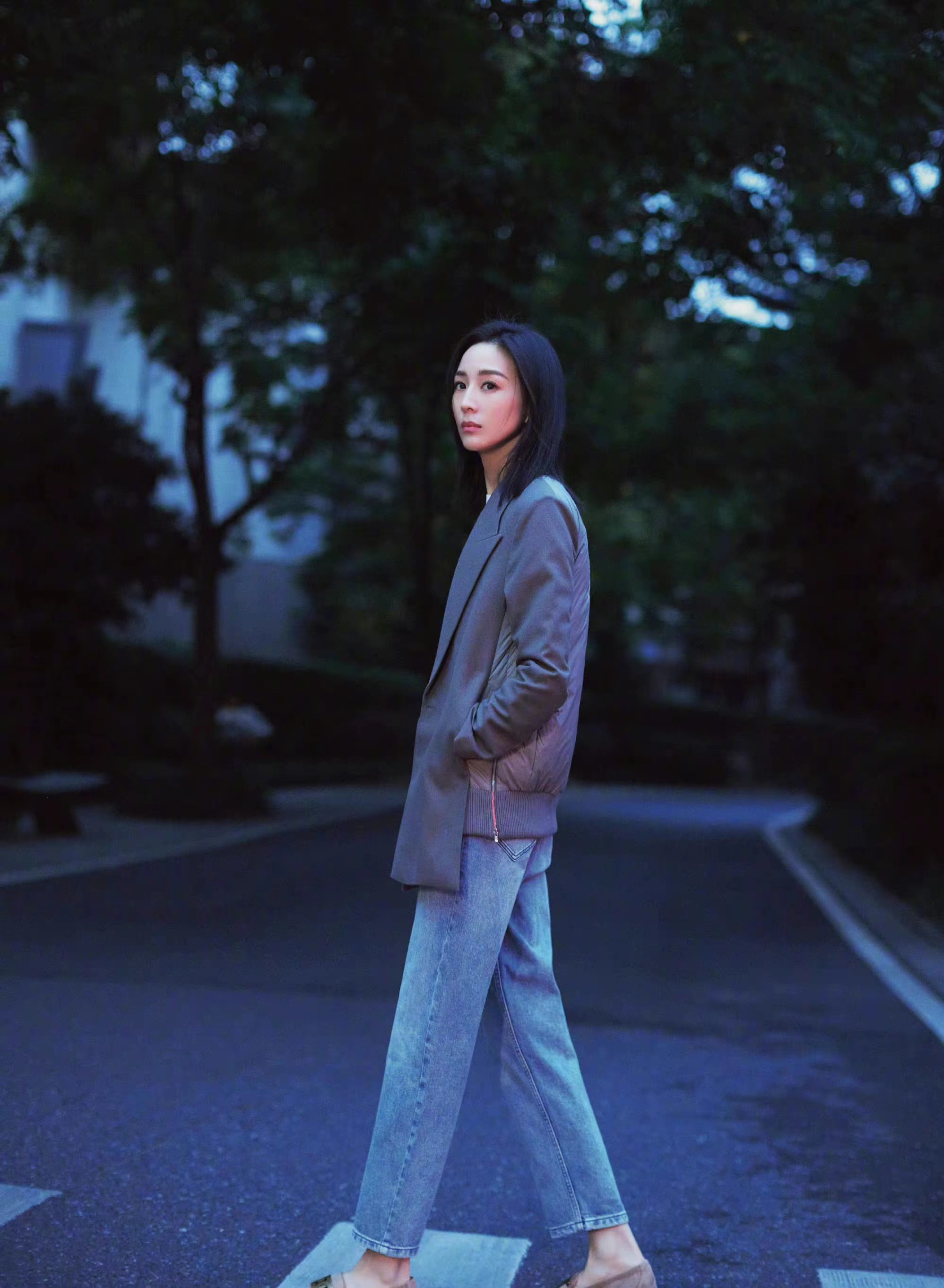 张钧甯这件衣服好特别,前面是西装后面是棉服,有风度也有温度!