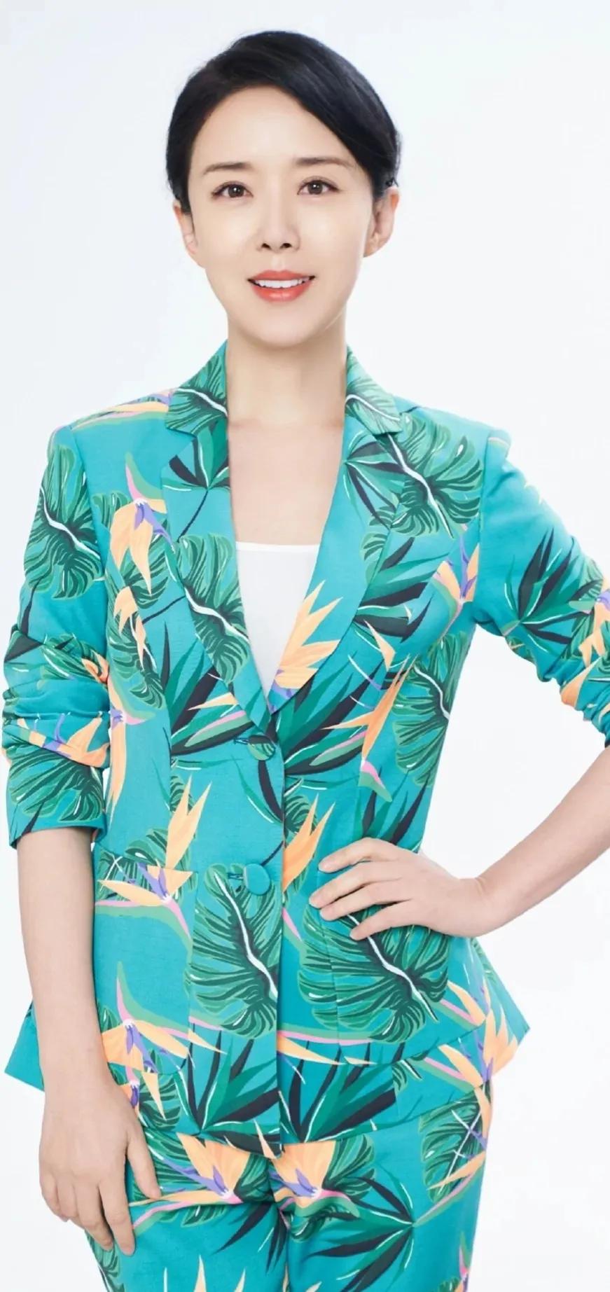 颜丹晨温柔对自己，打败时间，时尚又有女人味的美图合集