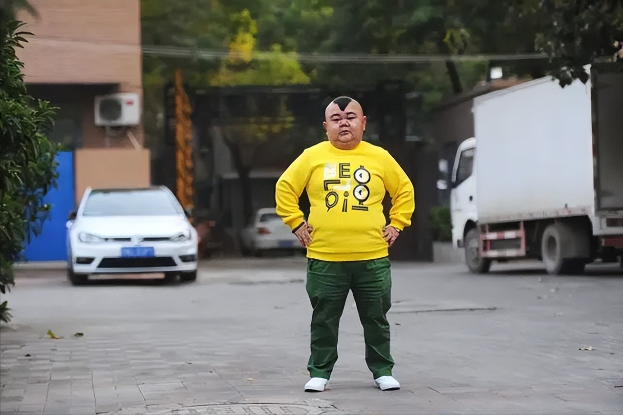 一米二袖珍人娶1米65的女演员，婚后还狂买房车，他有什么本事