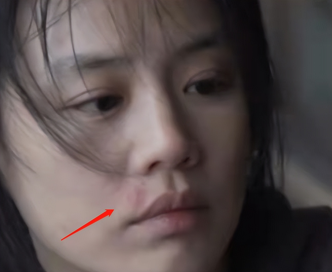 痘痘脸、赘肉、五五分！生图里的女星，让我看见了人间真实