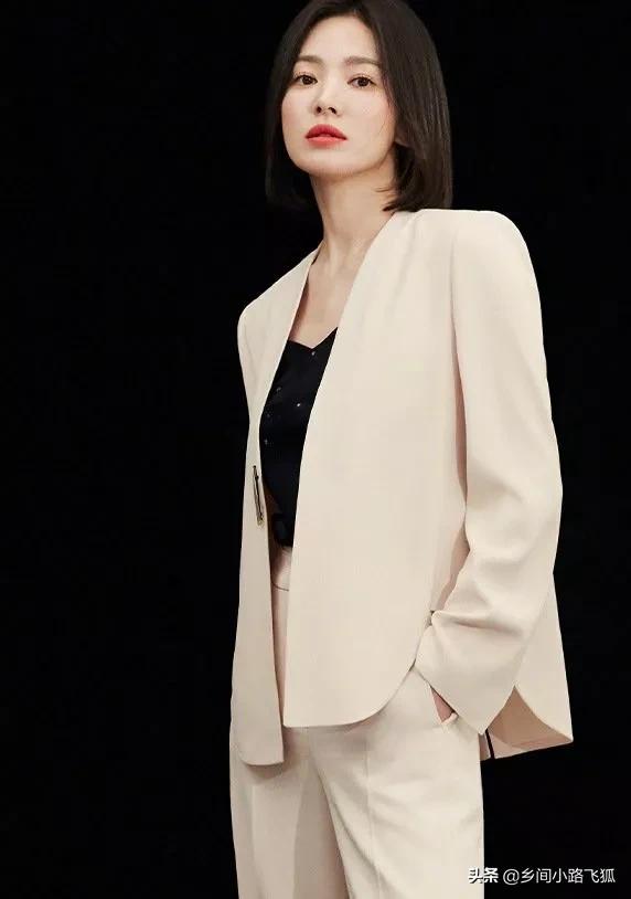 宋慧乔新照曝光，短发红唇又美又飒 ​​