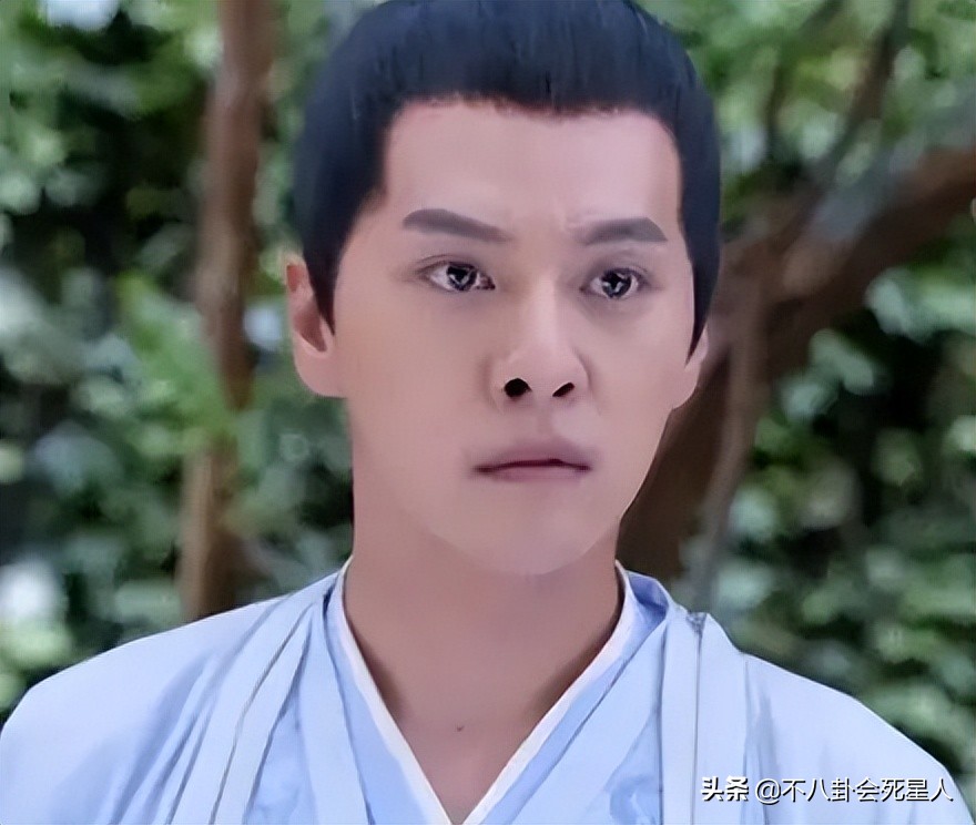 厚嘴唇、大鼻孔、长方脸，这7位男星看似很帅，实则奇怪