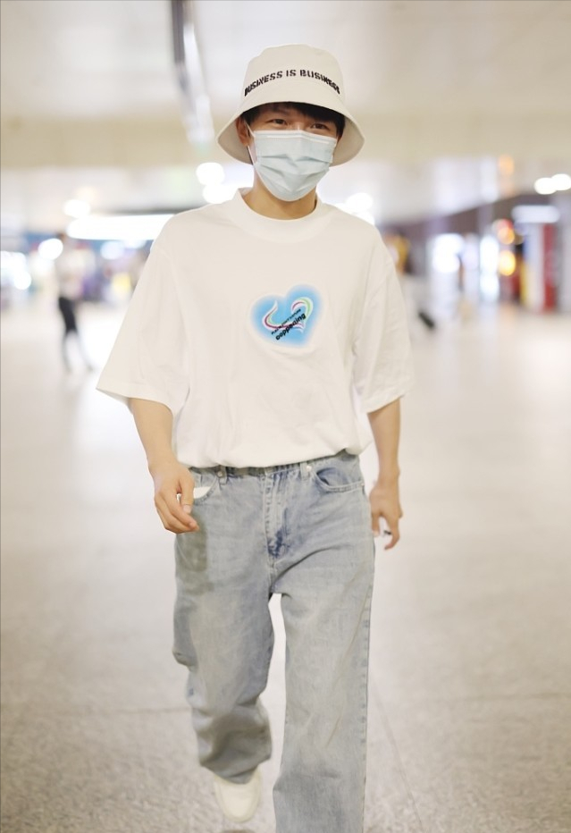 男生白色的短裤配什么上衣和鞋(小个子不会穿,可以多看看周深的搭配