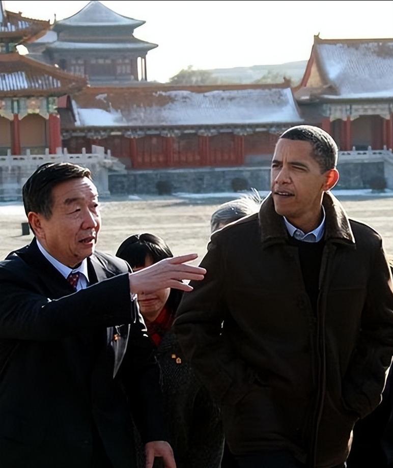 2009年，奥巴马访华怕监听不用手机摸黑吃饭洗澡，早想对中国强硬