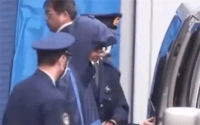 日本男子迫害老师，为躲避警察亲自整容，被捕后出书赚千万版税
