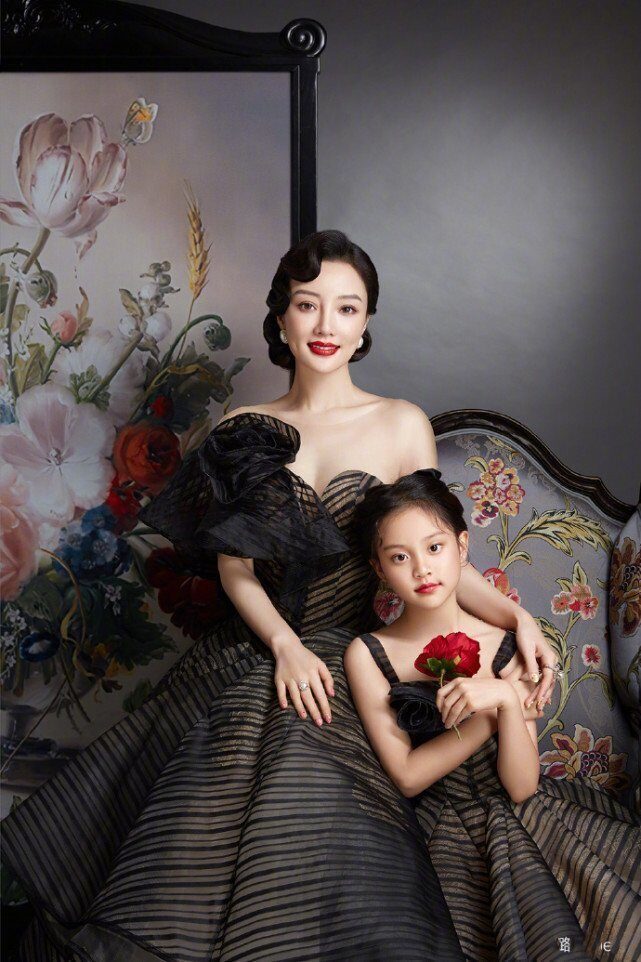 李小璐携女儿助力冬奥会，9岁甜馨手绘冰墩墩雪容融，真心灵手巧