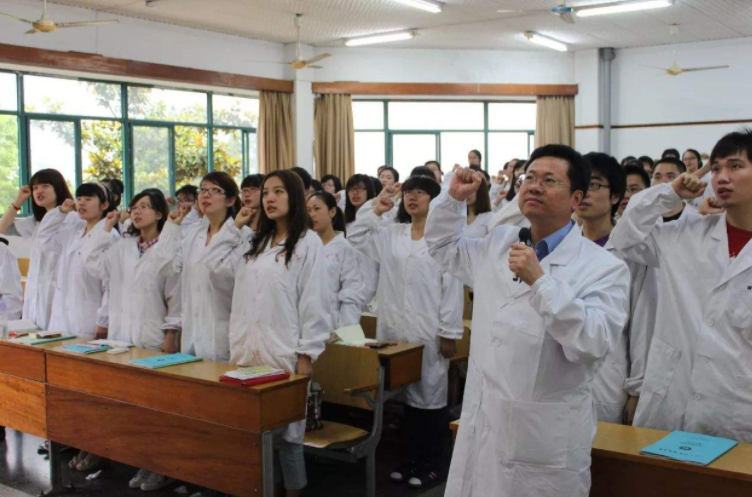 我国医学类院校50强，上海交大医学院稳居榜首，清华大学跌出前十