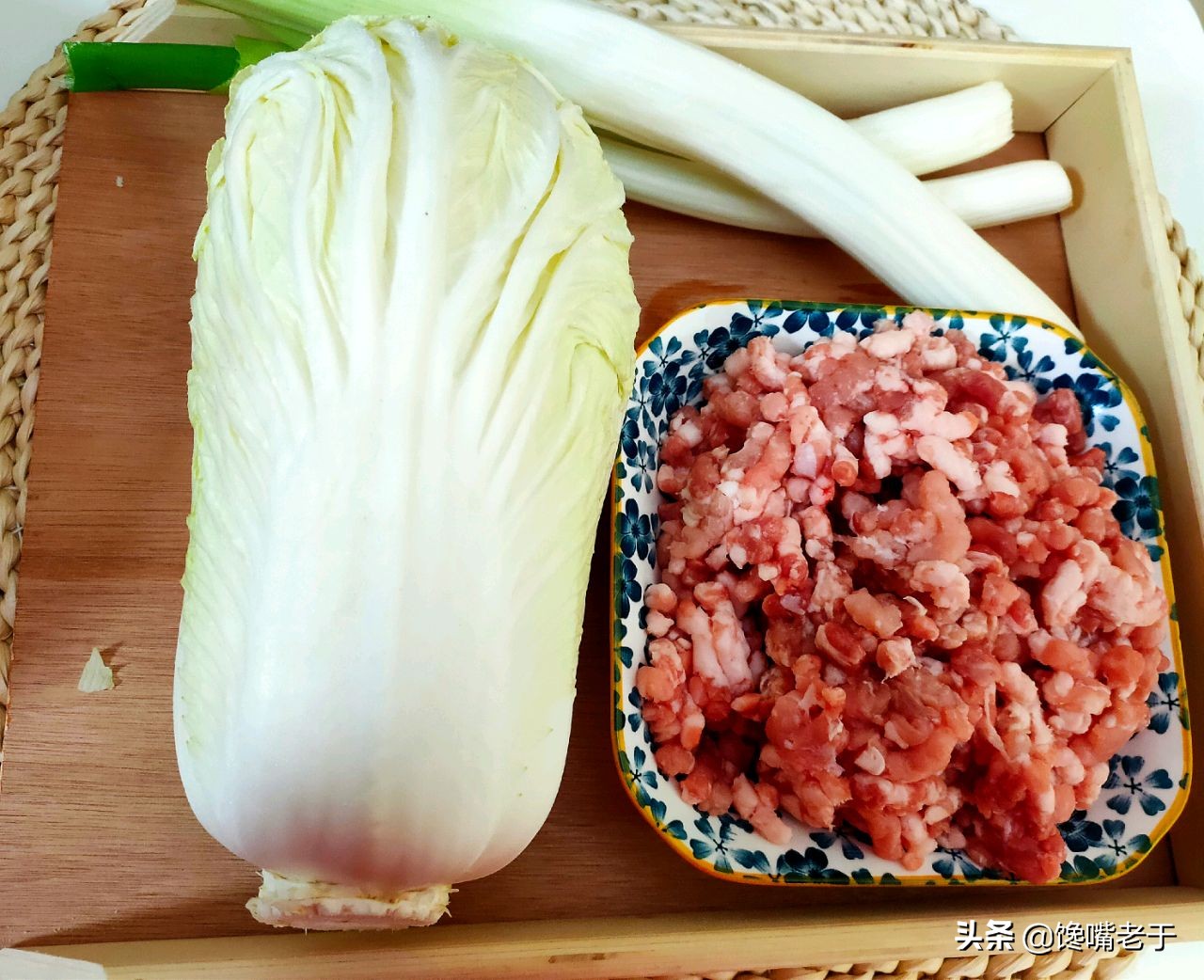 调白菜馅饺子，最忌用盐杀水，十几年老配方告诉你，饺子馅鲜多汁