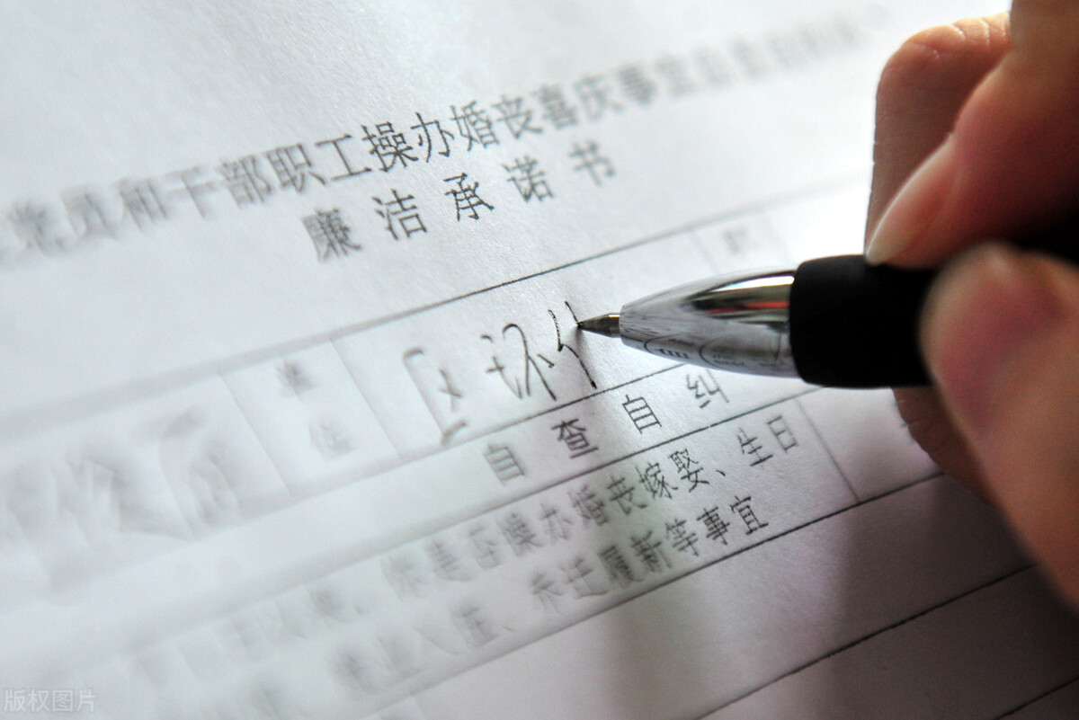 省纪委有多少个职能机构？其中有多少个副厅级岗位？