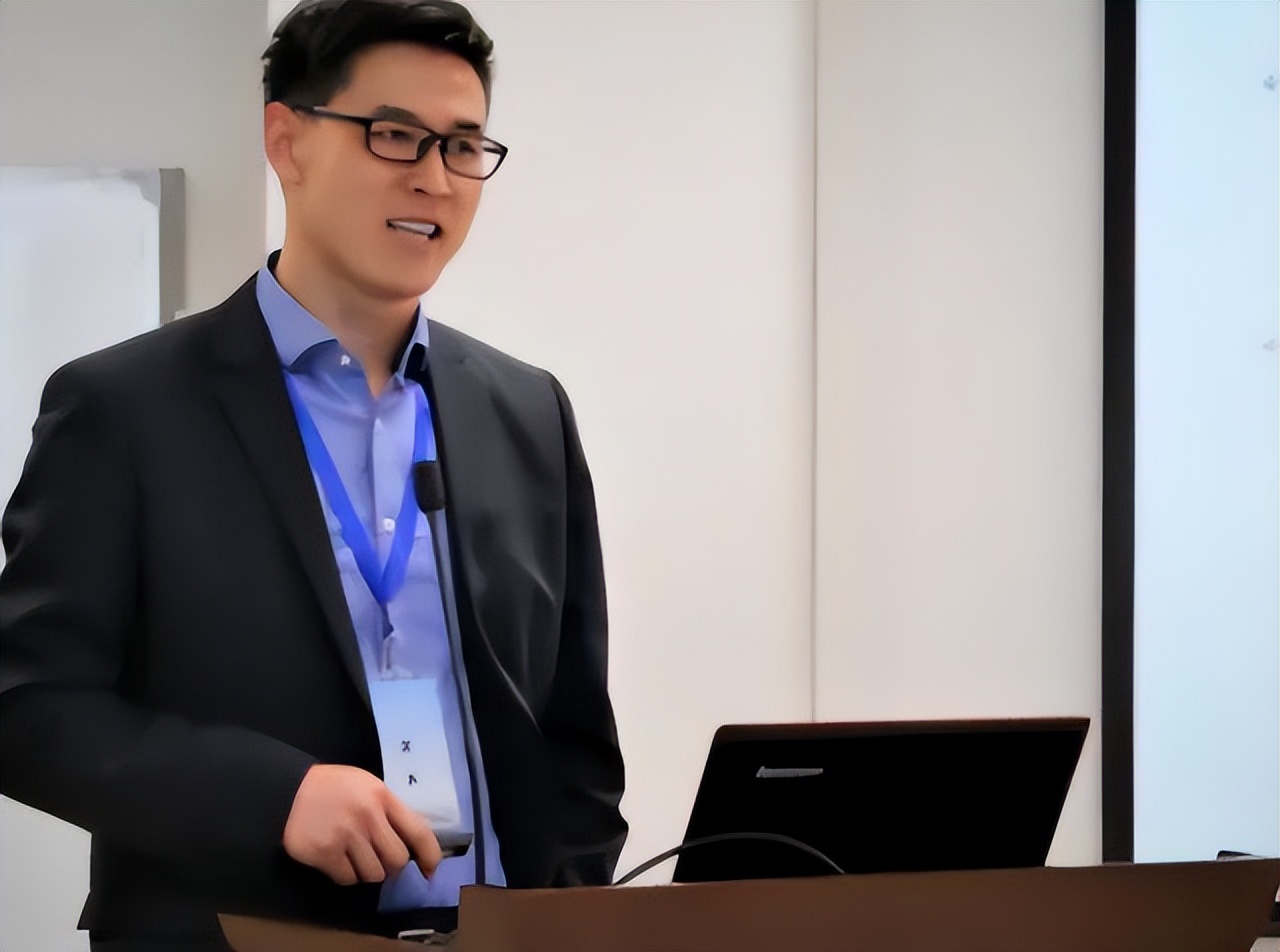 上海某高校副教授年薪被曝光，引起网友热议，怪不得都去当教授