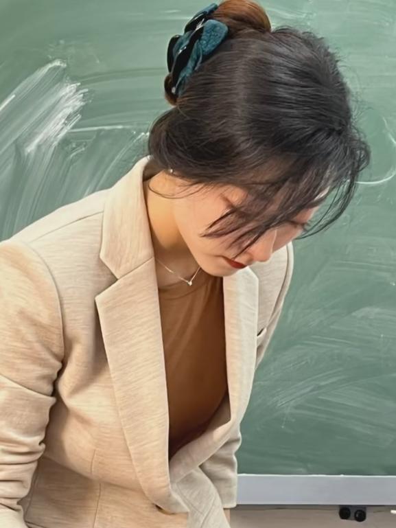 河北一大学教师“火了”，人美心善气质佳，很像女明星
