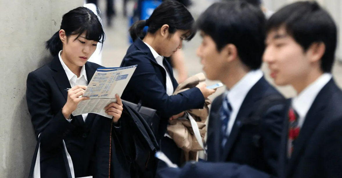 2022年毕业生首超千万人，就业难度再次升级，应届生该何去何从？