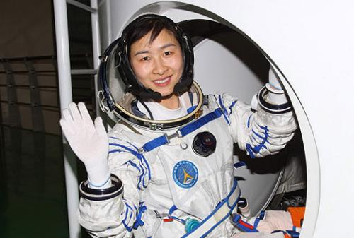 女航天员刘洋出什么事了(中国首位女航天员刘洋：训练11年只为13天，为何完成任务后隐退？)