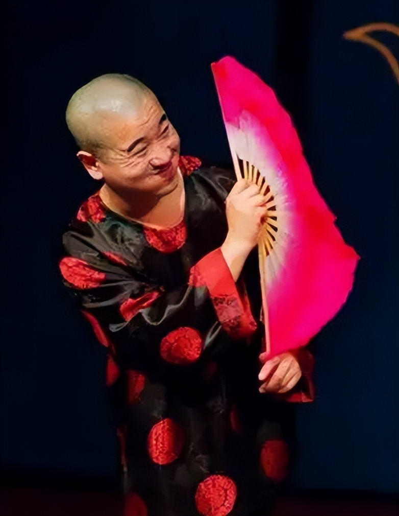 父母也曾试图阻止王小利学二人转,让他学了一段时间的"评剧",但王小利