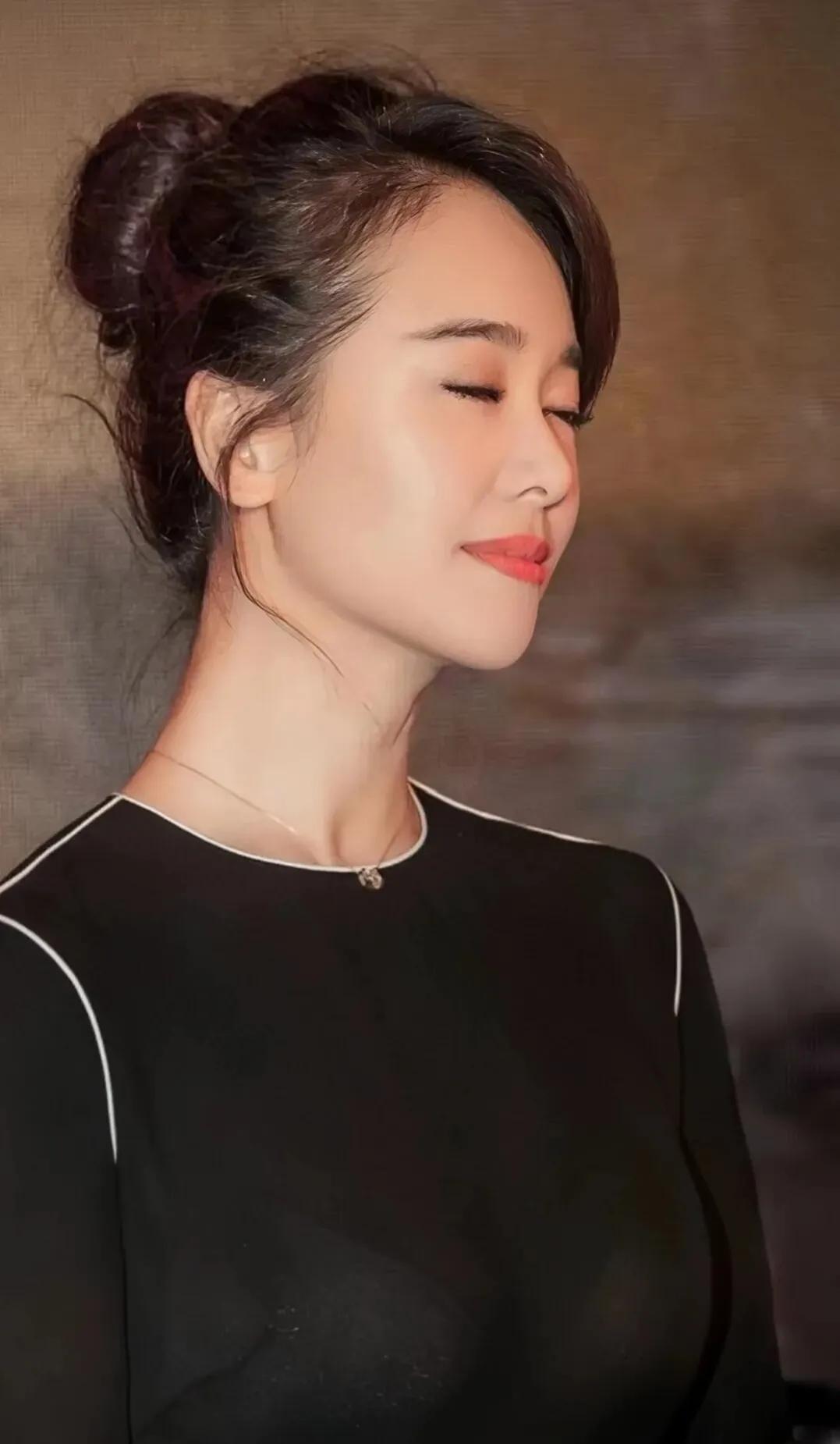 左小青腰肢柔软保养有道，美出高级感