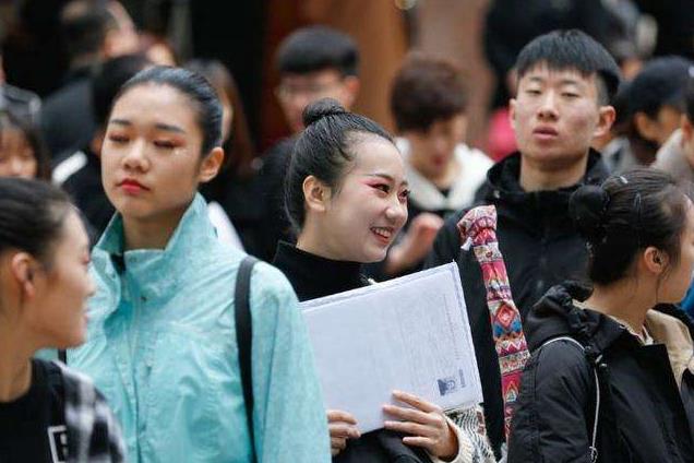 川传艺考火了，考生才艺展示“各显神通”，跳花绳堪称绝绝子