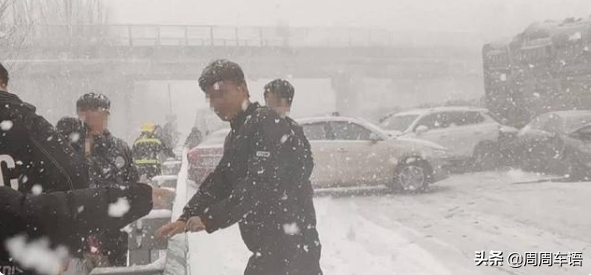 下雪天防滑关键：减速慢行，保持车距，避免追尾连环事故