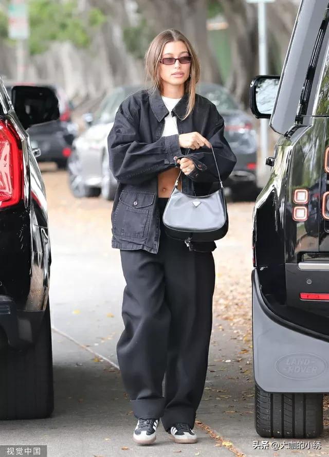海莉·鲍德温最新街拍 黑色套装搭配墨镜现身洛杉矶街头