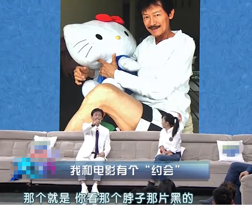 “港片奇才”陈勋奇开跑车，胸前戴超大吊坠，因患癌颈部皮肤松弛