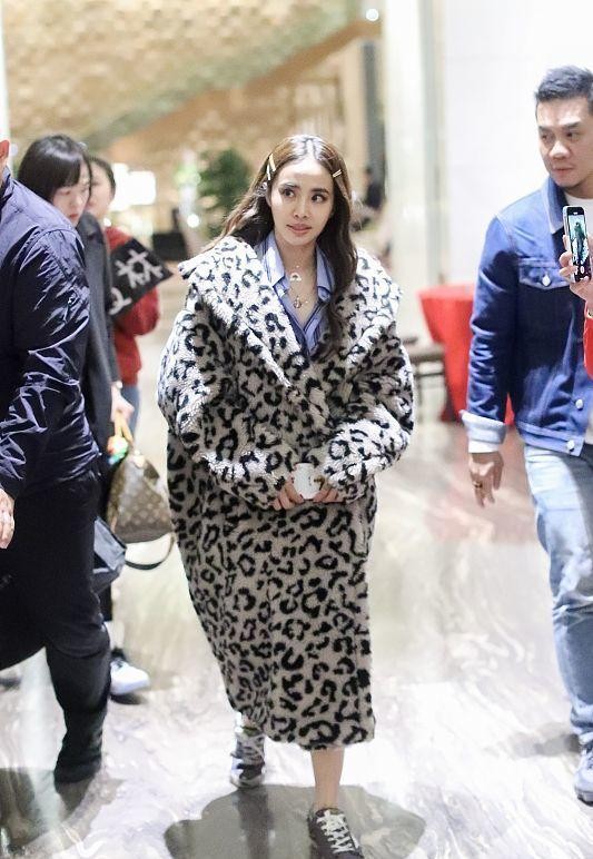 豹纹外套搭配(蔡依林也太懂穿搭了,用一件豹纹大衣穿出时尚感,真有型)