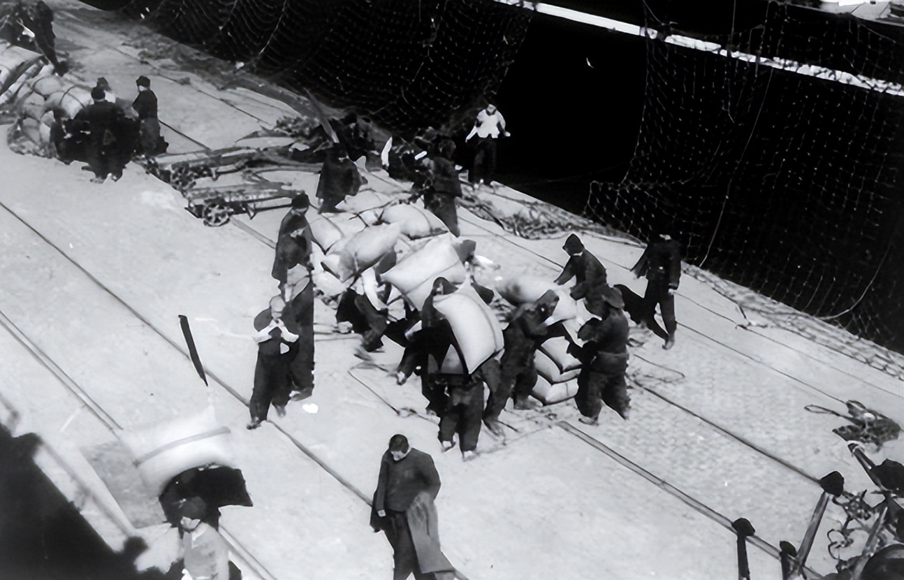 霍元甲踢馆慈禧保镖，踢了两脚后转身就走，对手站在原地纹丝不动