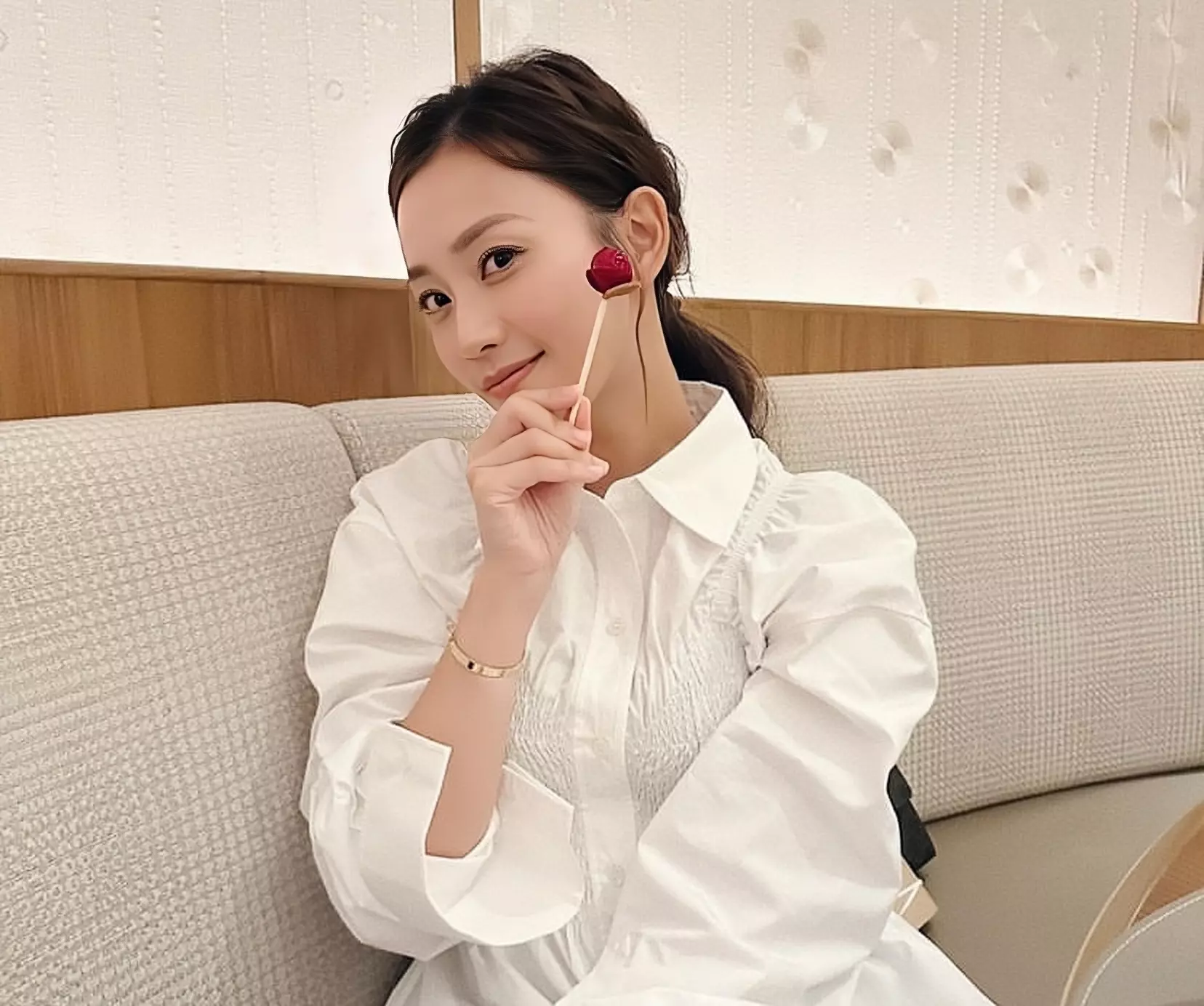 香港知名女星晒全家福!嫁入豪门生一儿一女,背负第三者骂名多年