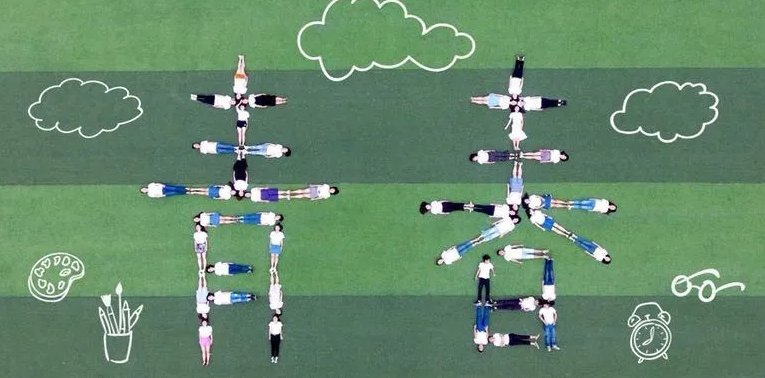 大学生晒另类毕业照，网友破防落泪，真想时光倒流重返校园