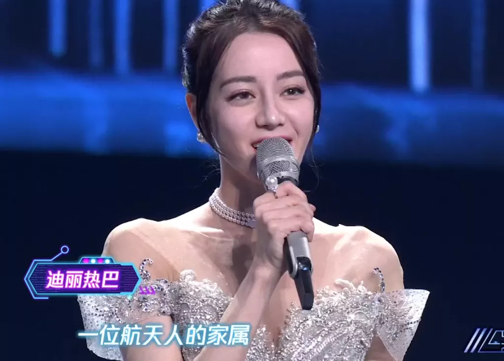 网络视听盛典最惊艳女星：张小斐颈，金晨飒爽，热巴雍容华美
