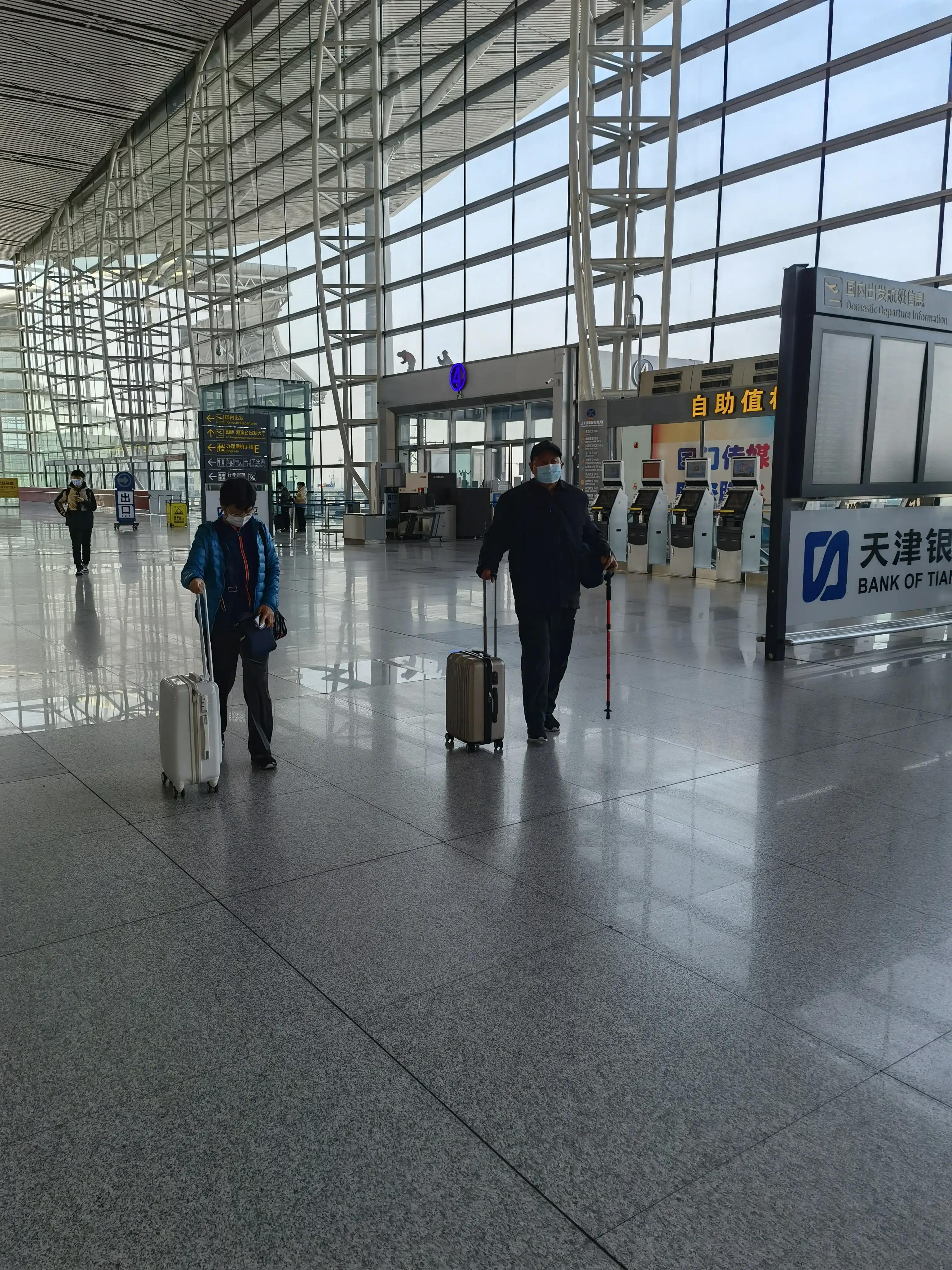 北京大兴国际机场首次综合演练 千名旅客模拟值机|行李_新浪新闻
