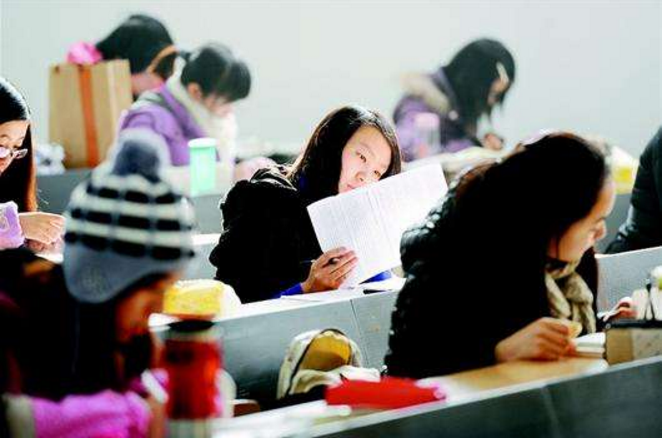 湖南一高校突然取消考试，提前放假，大学生开心得放烟花庆祝