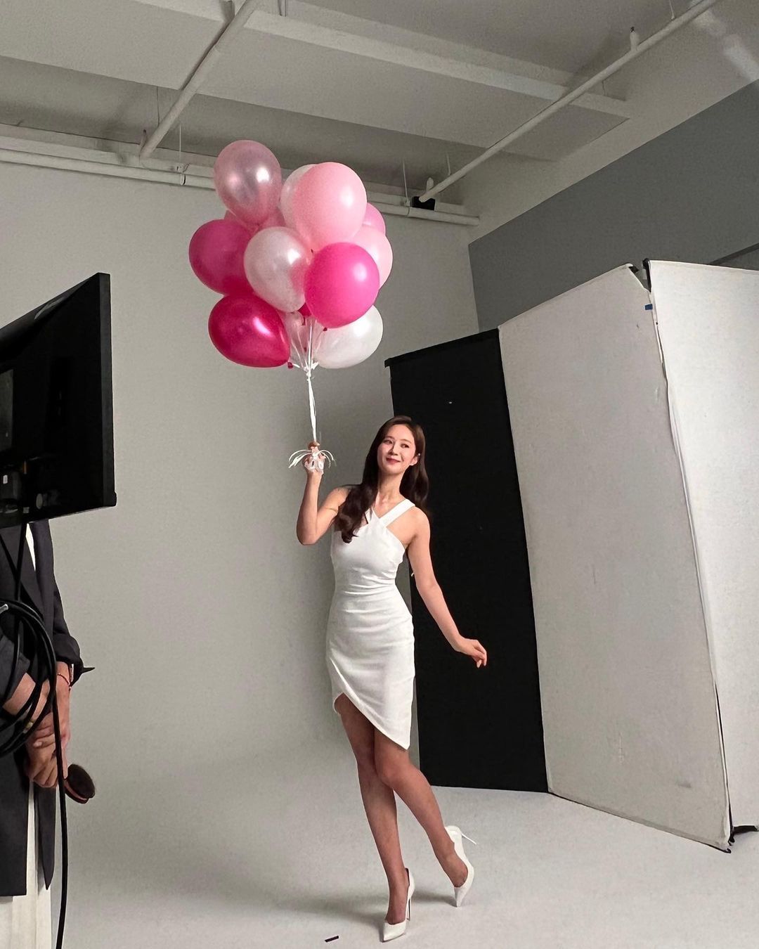 少女时代权俞利白色吊带背心配牛仔裤秀出大长腿蚂蚁腰