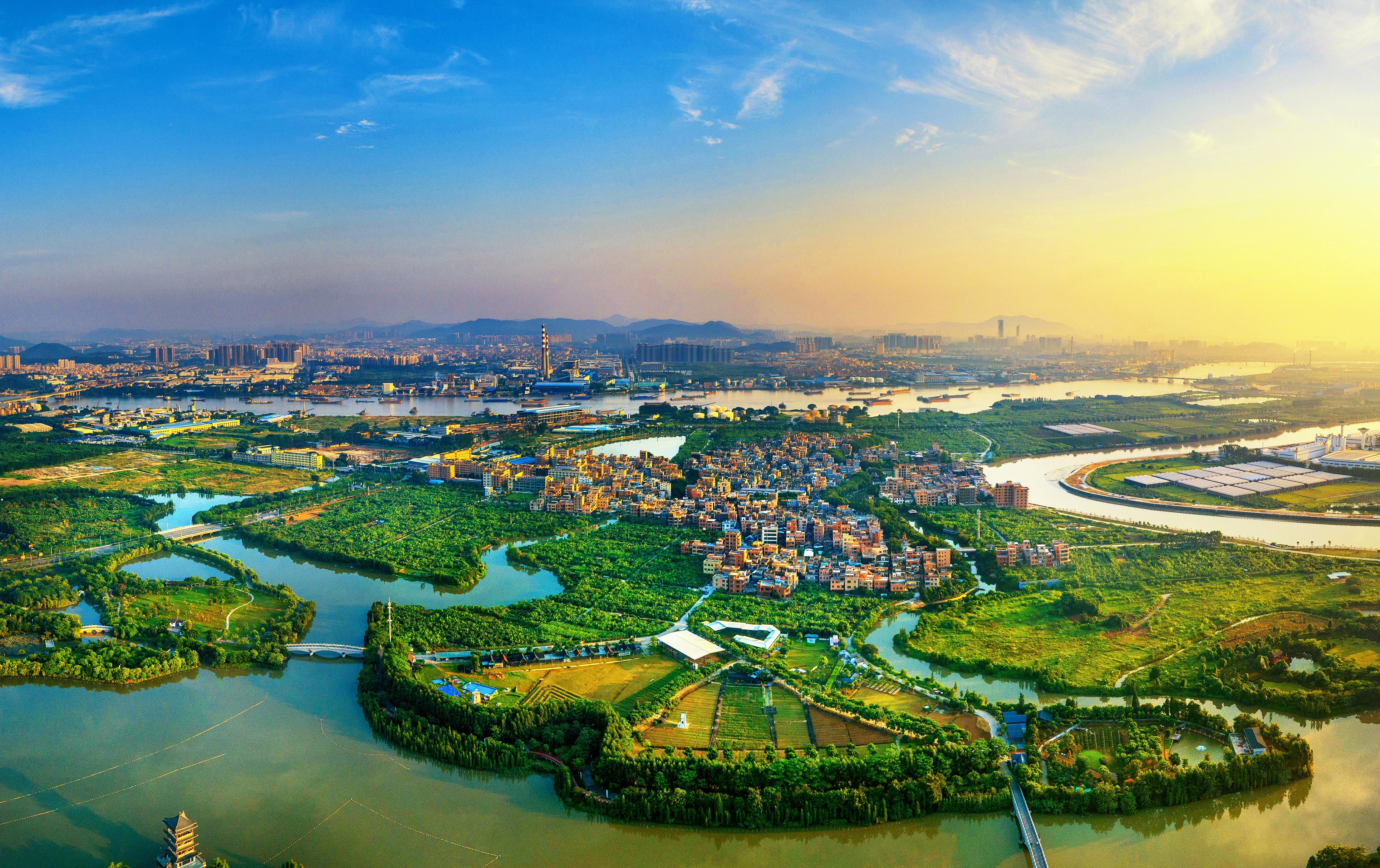 珠江三角洲珠三角平原也是广东省人口最密集的地区,城市分布最大,经济