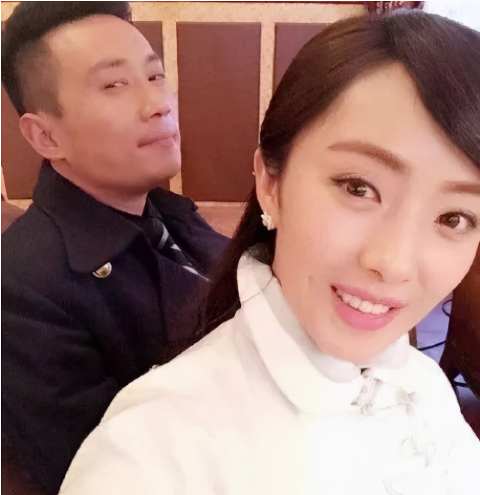 本来刘晓洁就对徐洪浩有好感,又在这样的追求攻势下,刘晓洁一下子就